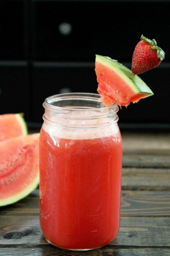  pomysł na orzeźwiający drink - arbuz w połączeniu z truskawką podany w słoiku przybranym tymi owocami